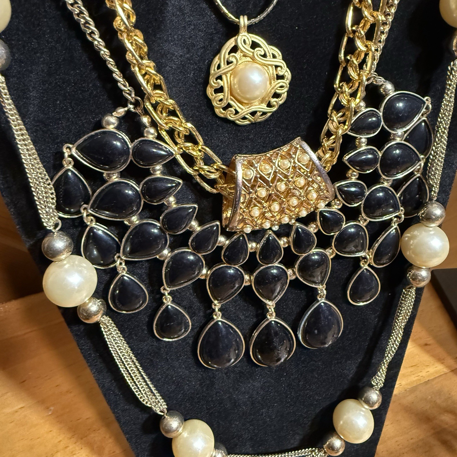 107PC LOT VTG-MODERN JEWELRY L GOLD TONE FEW SIGNED DARIA/GAY BOYER/ETC WEARABLE