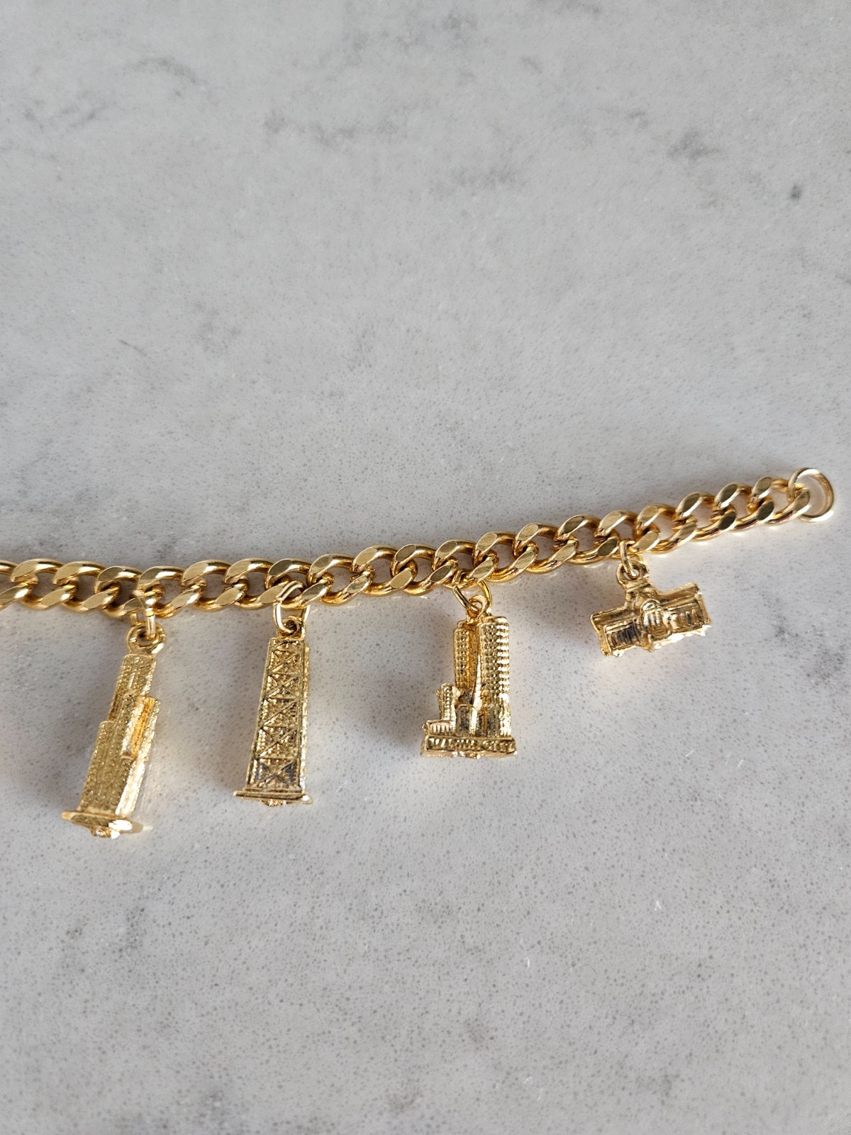 GOLD-TONE CHARM BRACELET WITH FAMOUS BUILDINGS IN CHICAGO CHARMS