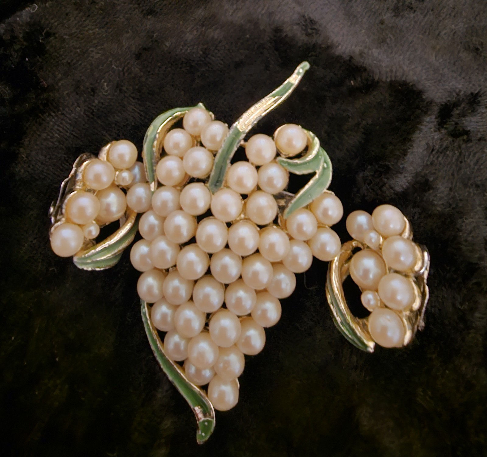 Jewelry set Goldtone brooch & Clip-on earrings Grape clusters Faux Pearls Enamel