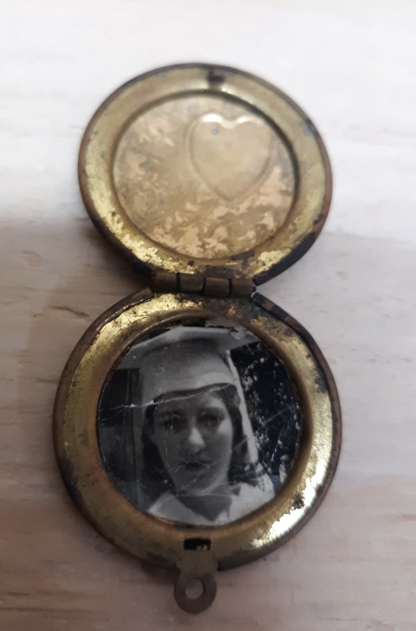 Antique Victorian Vintage Estate Brass Photo Heart Floral 1″ Locket Pendant