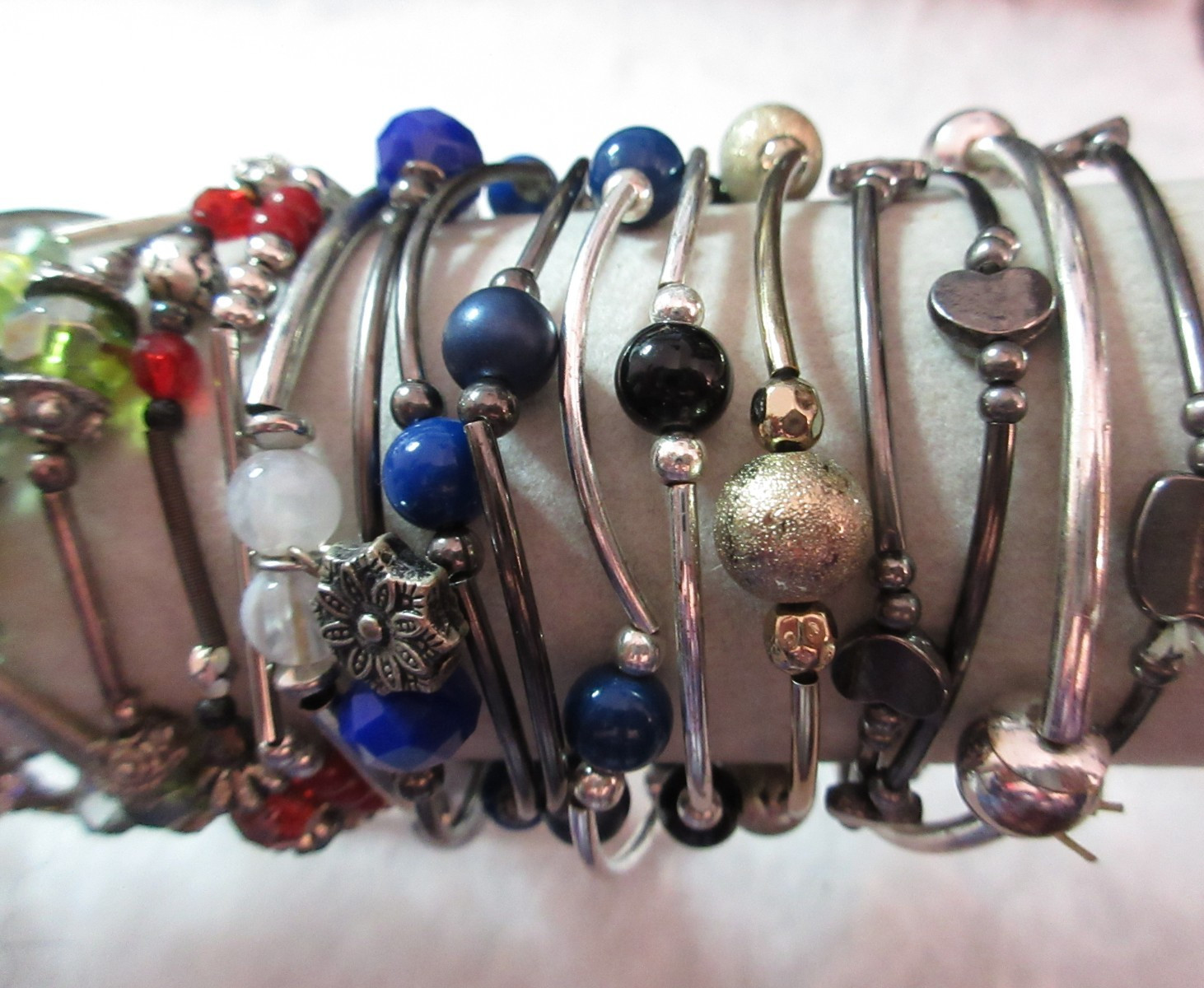 30 Thin Bracelets Silver & Gold Tone Tube Beads Sead Acrylic Crystals Beads B+