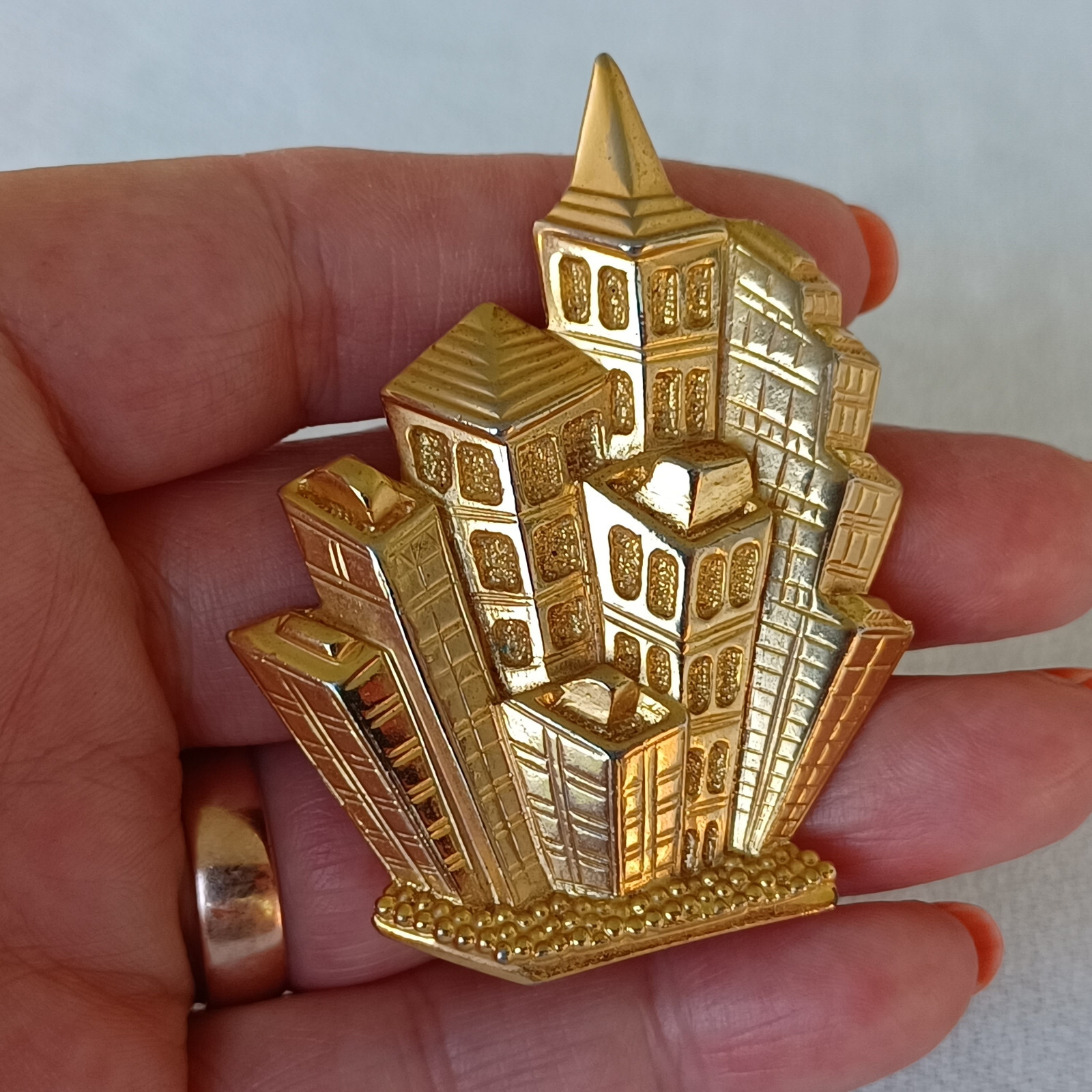 Vintage Park Lane Gold Tone ‘City High Rise Buildings’ Brooch Pin & Pendant 2.5″