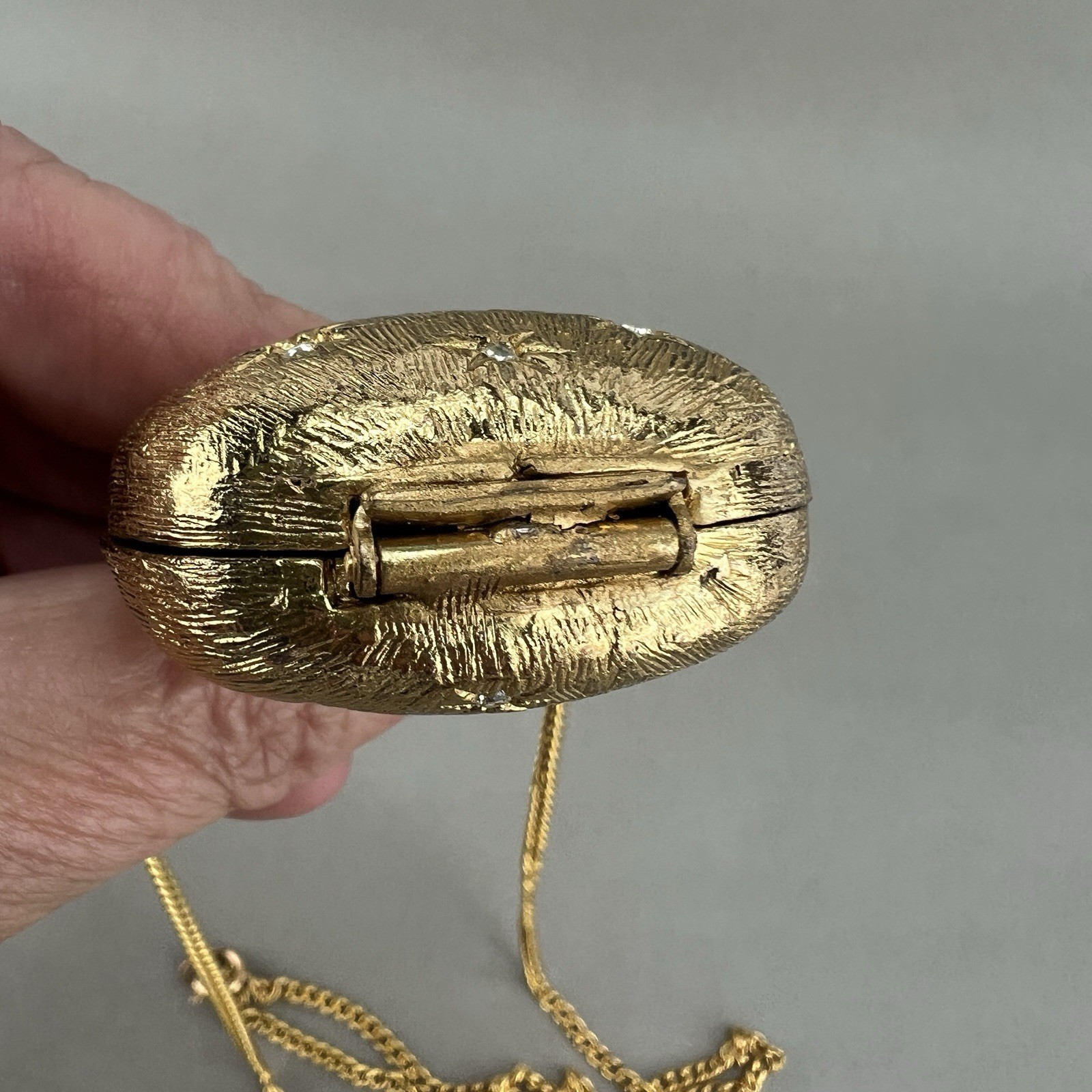 Vintage Purse Necklace Locket Pill Box Gold Tone Rhinestone q3z