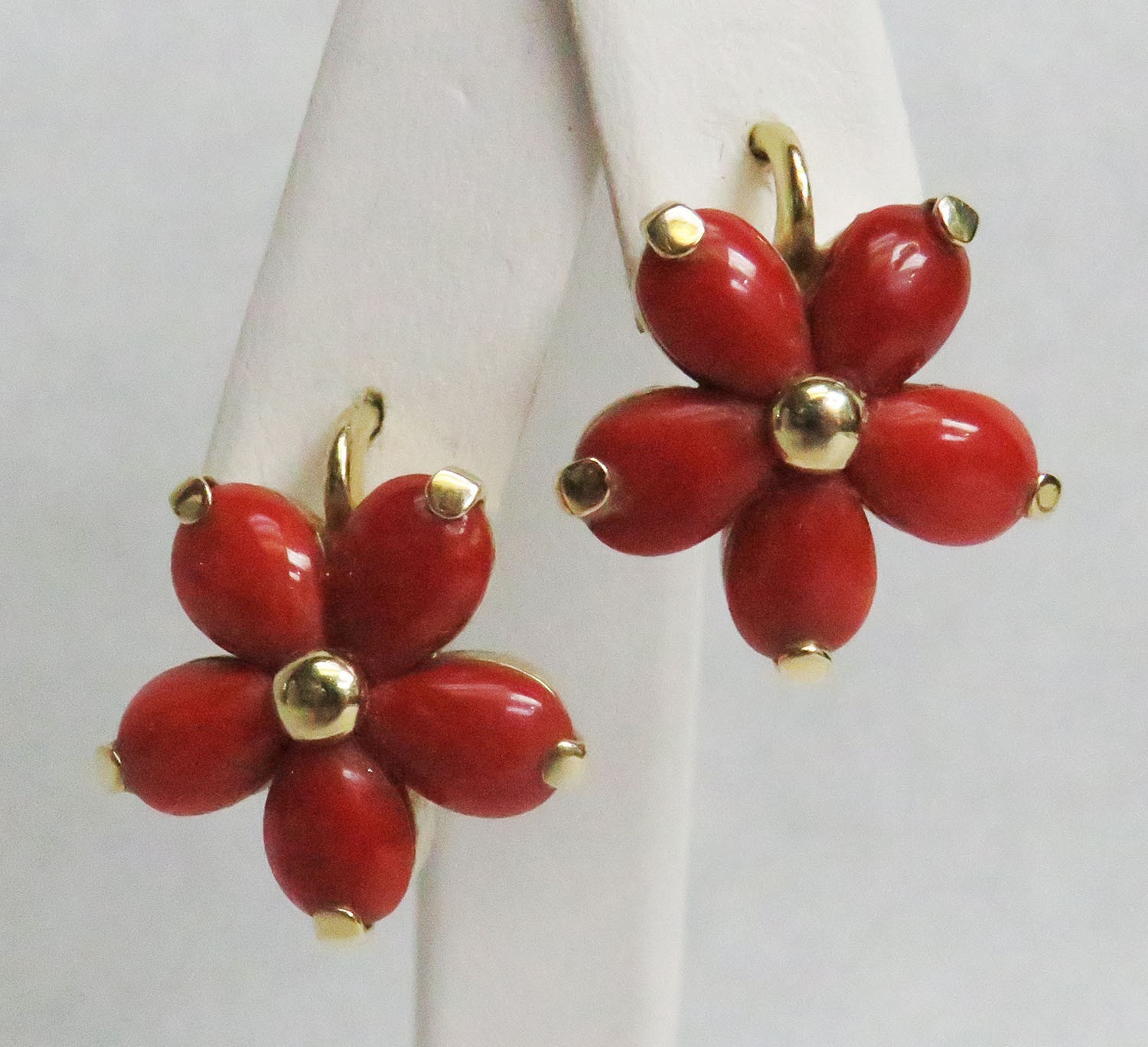 BEAUTIFUL VINTAGE 14K GOLD & RED CORAL FLOWER SHAPE EARRINGS