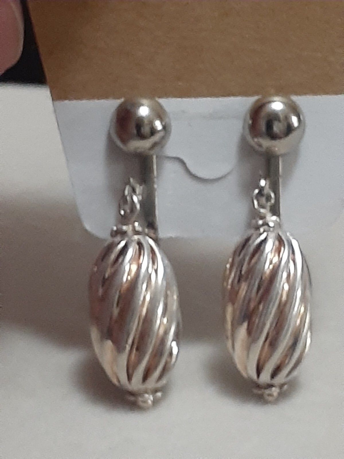 Vintage ribbed oval Silvertone lightweight clip on earrings