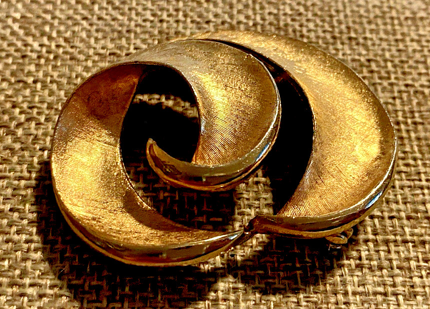 Vintage Brooch Pin Lot of 4 Gold Tone Swirl, Ribbon, Faux Pearl, Oval Teardrop