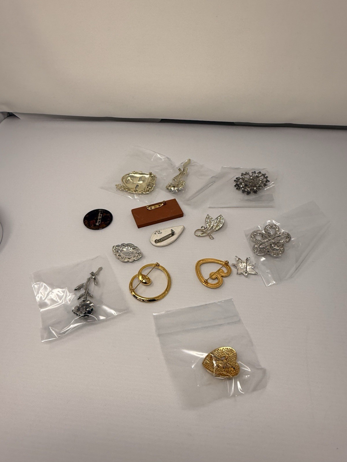 Lot Of 14 Brooches Flower Hearts Wood Rhinestone Brooch Pin Set