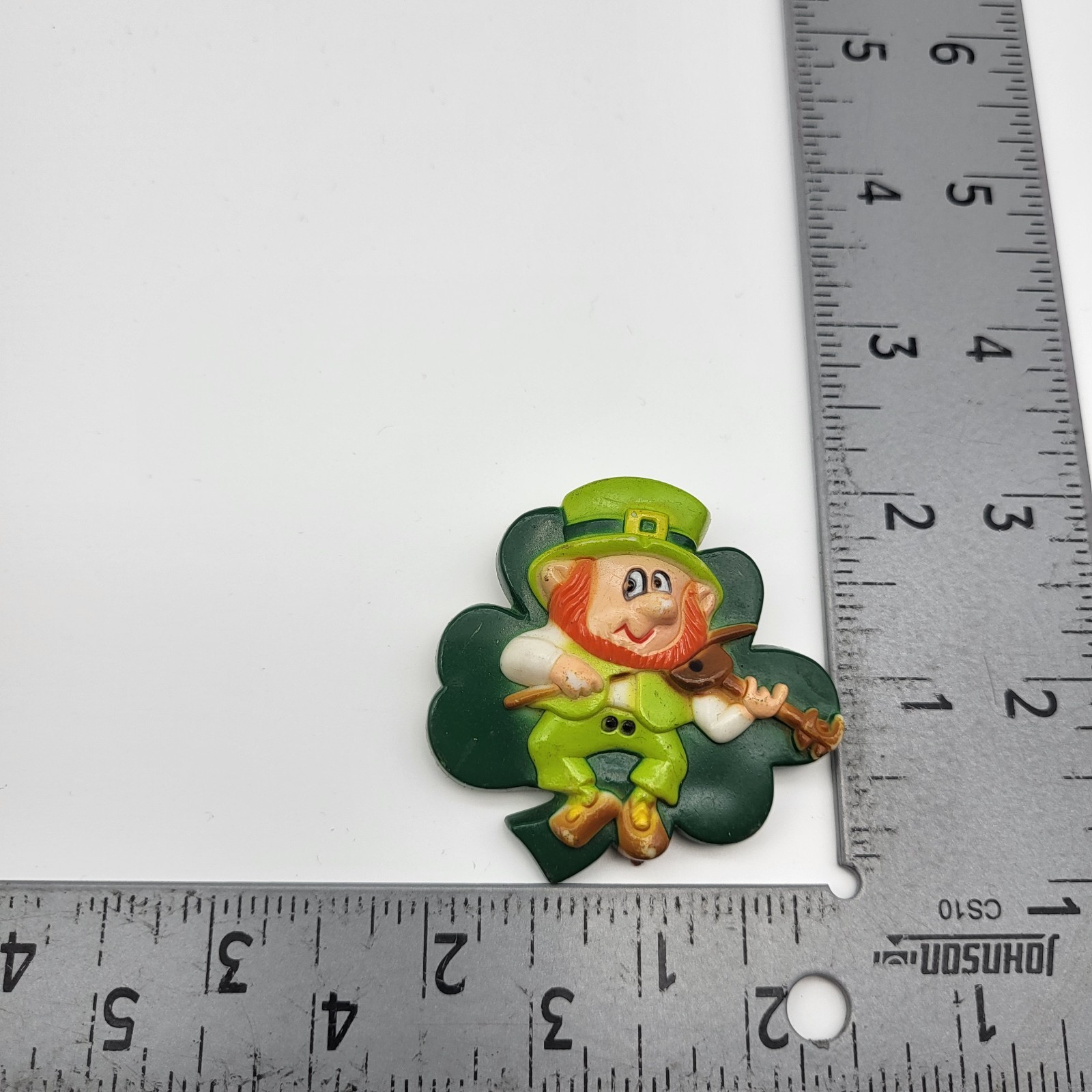 Adorable VTG Leprechaun Irish fiddle Lucky clover shamrock Saint Patricks Pin