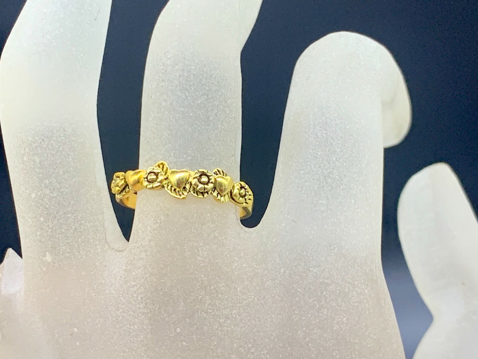 VINTAGE STERLING SILVER GOLD PLATED HEARTS FLOWERS BAND ELEGANT RING SIZE 8