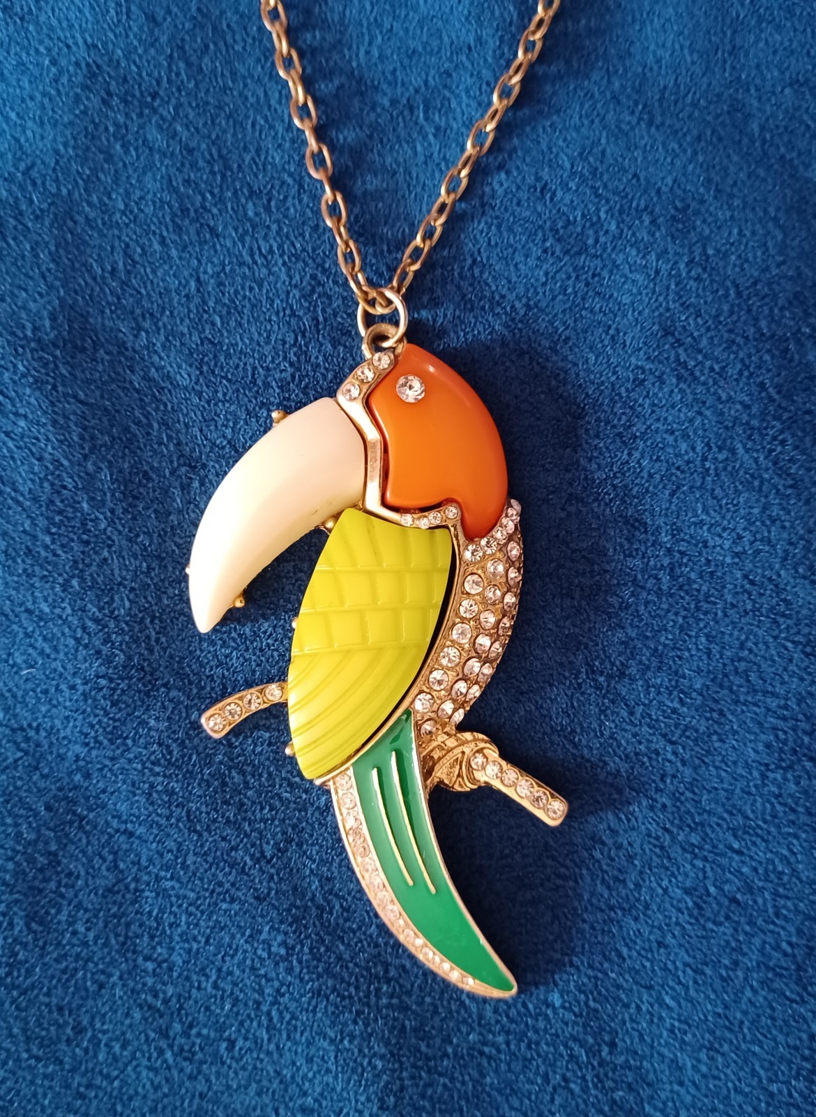 Vivid Carnegie Lucite Toucan Pendant Necklace Enamel Rhinestones Goldtone Chain