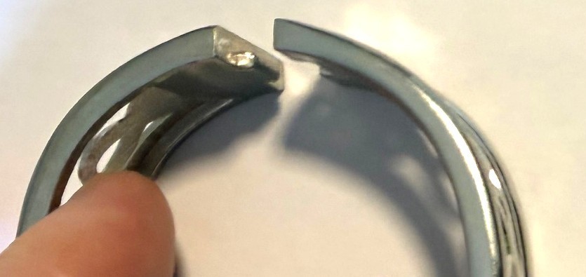 Vintage Beautiful Women’s Silver Tone Open Design Hinged Cuff Bracelet
