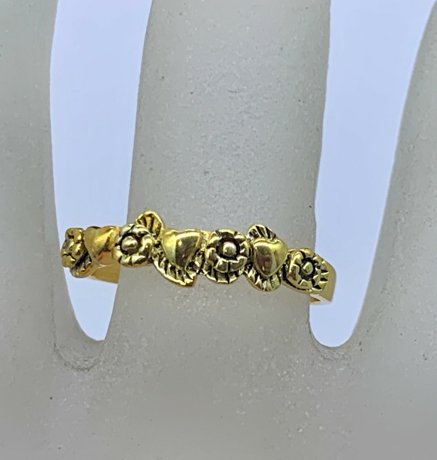 VINTAGE STERLING SILVER GOLD PLATED HEARTS FLOWERS BAND ELEGANT RING SIZE 8