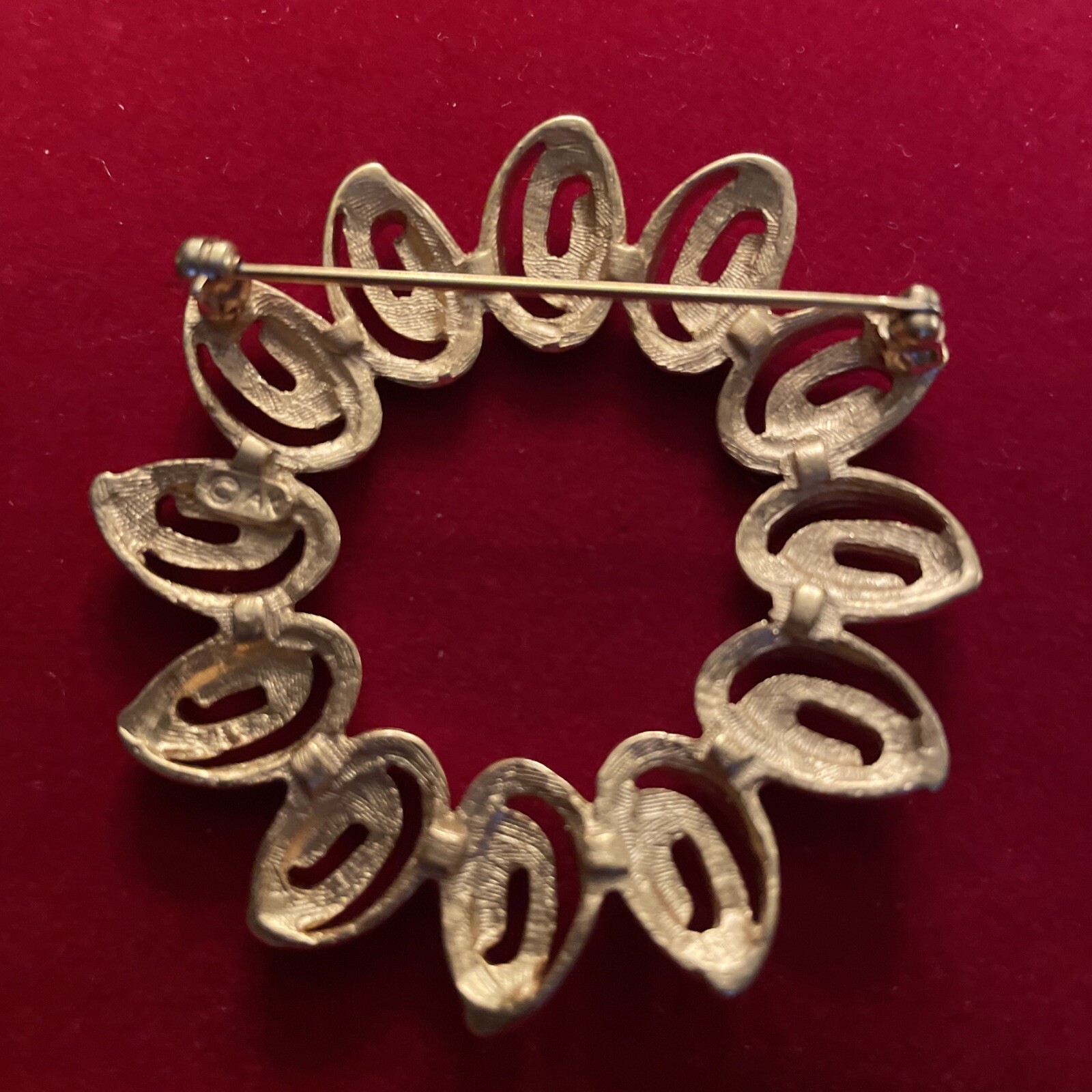 AC Anne Klein Brushed GoldTone Round Vintage Classic Wreath Brooch Signed I05