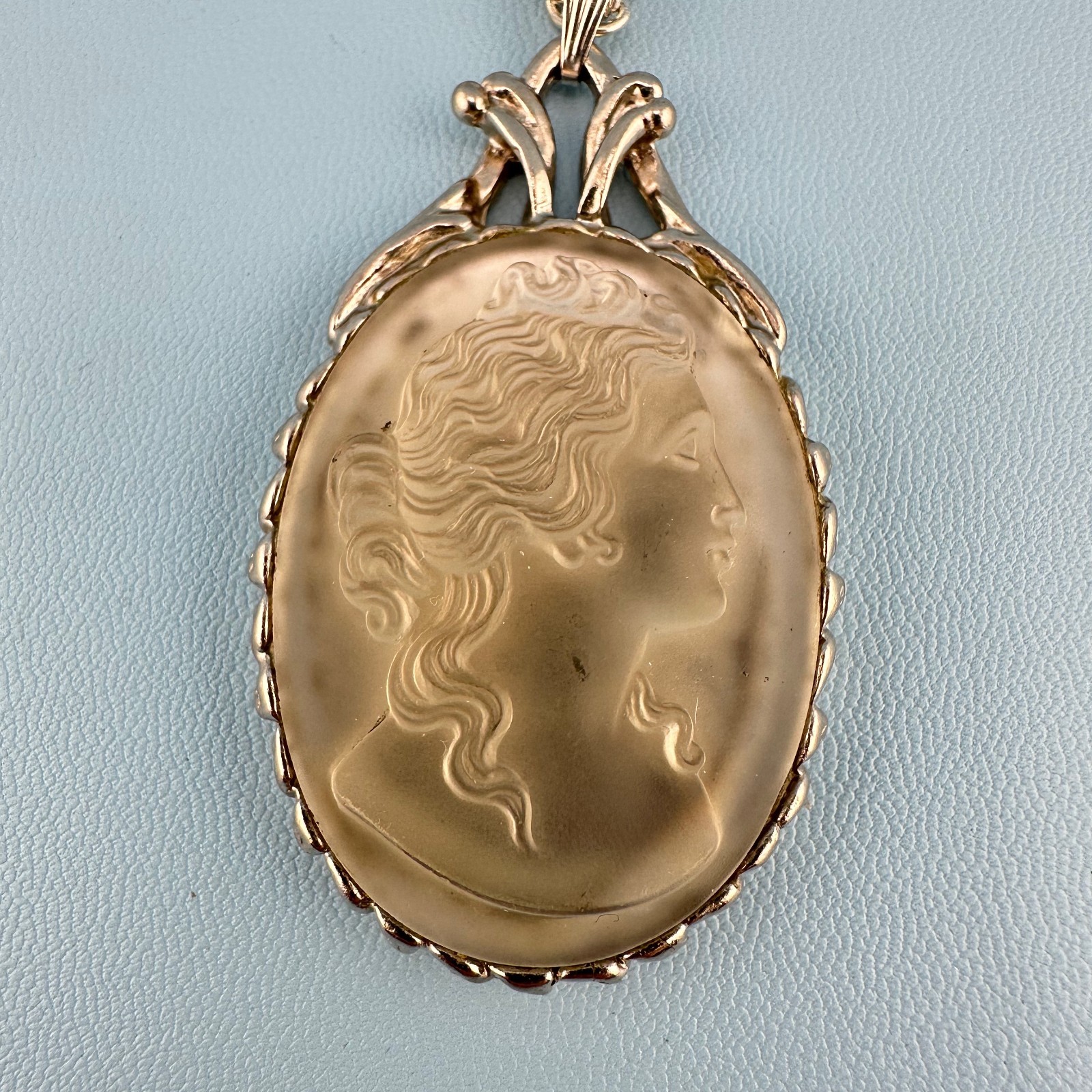 Vintage Frosted Opaque Glass Cameo Pendant Necklace Silver Tone Off White 28″