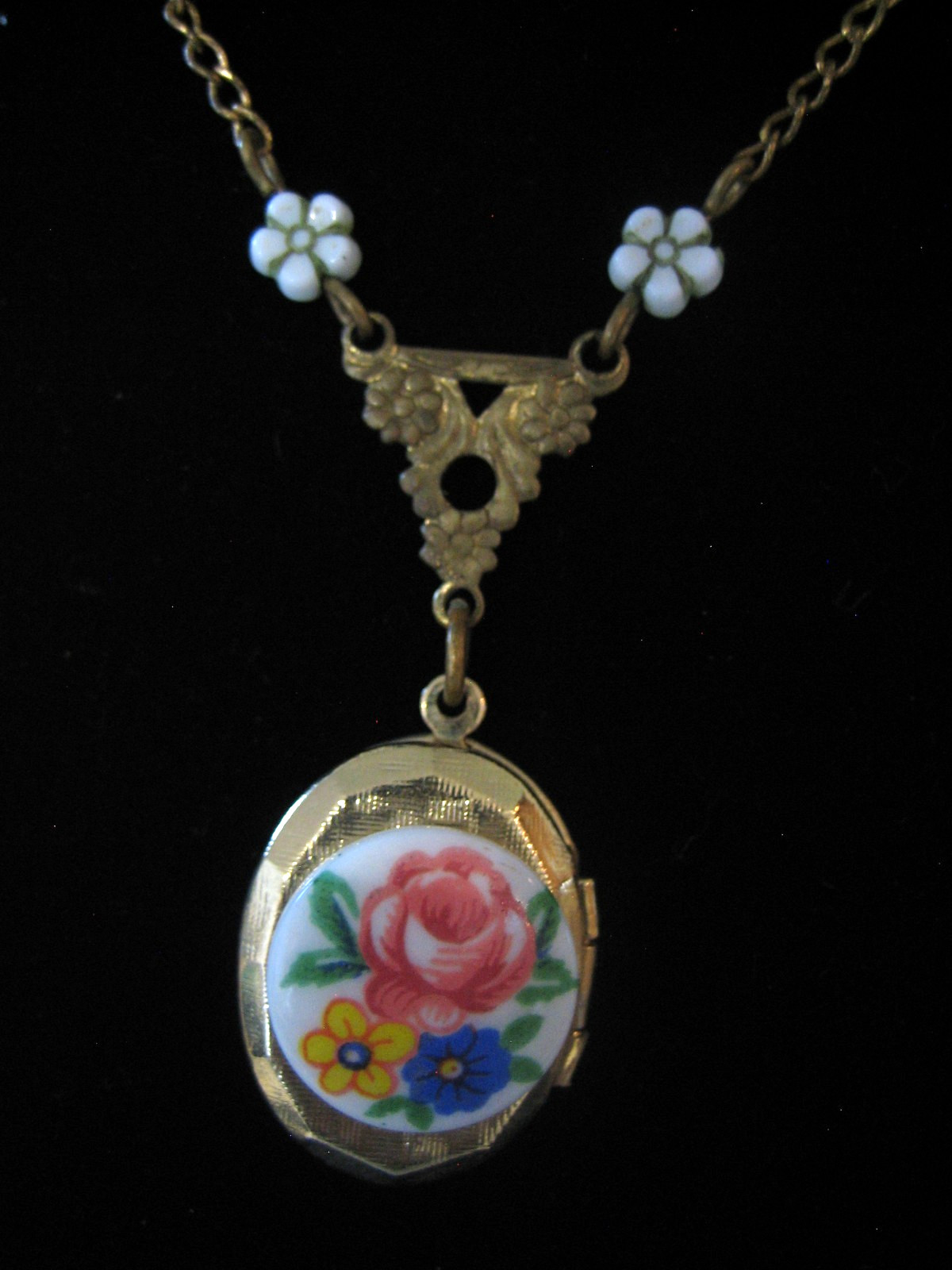 Vintage Gold Tone Floral Porcelain Photo Locket Pendant Chain Necklace