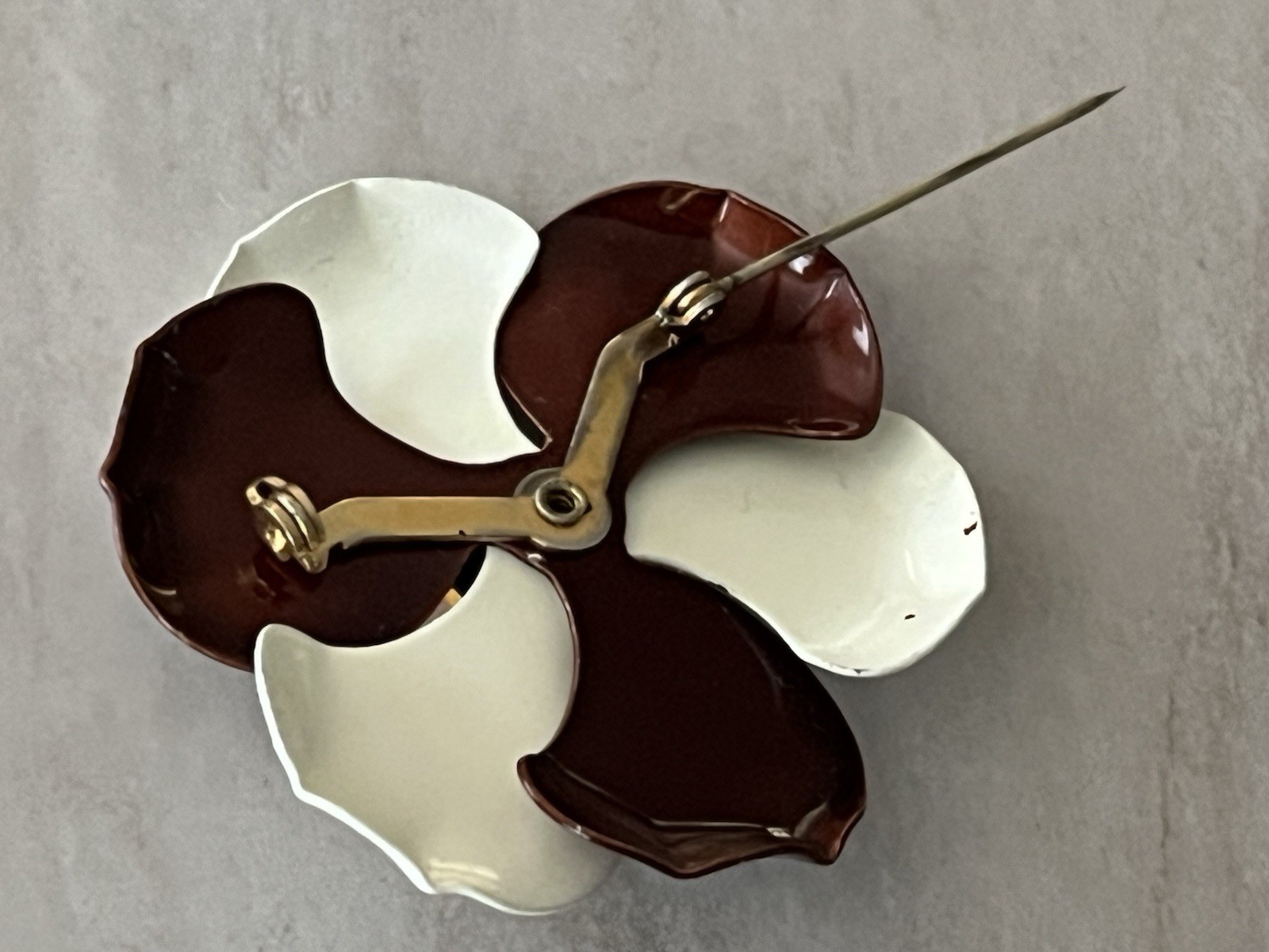 VTG 60’s White & Brown Enamel Yellow Center Daisy Flower Pinwheel Brooch Pin