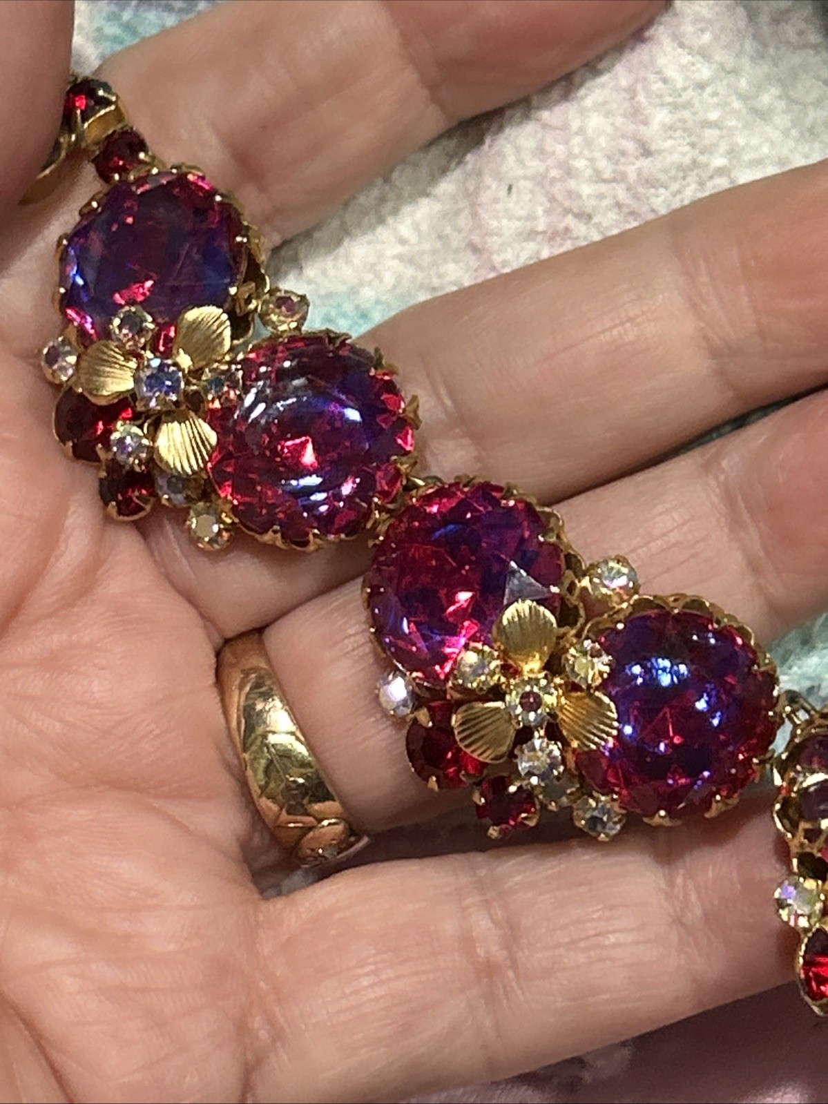 Vtg Stunning UnSigned REGENCY Iridescent Red Glass Stones AB Demi Parure Set