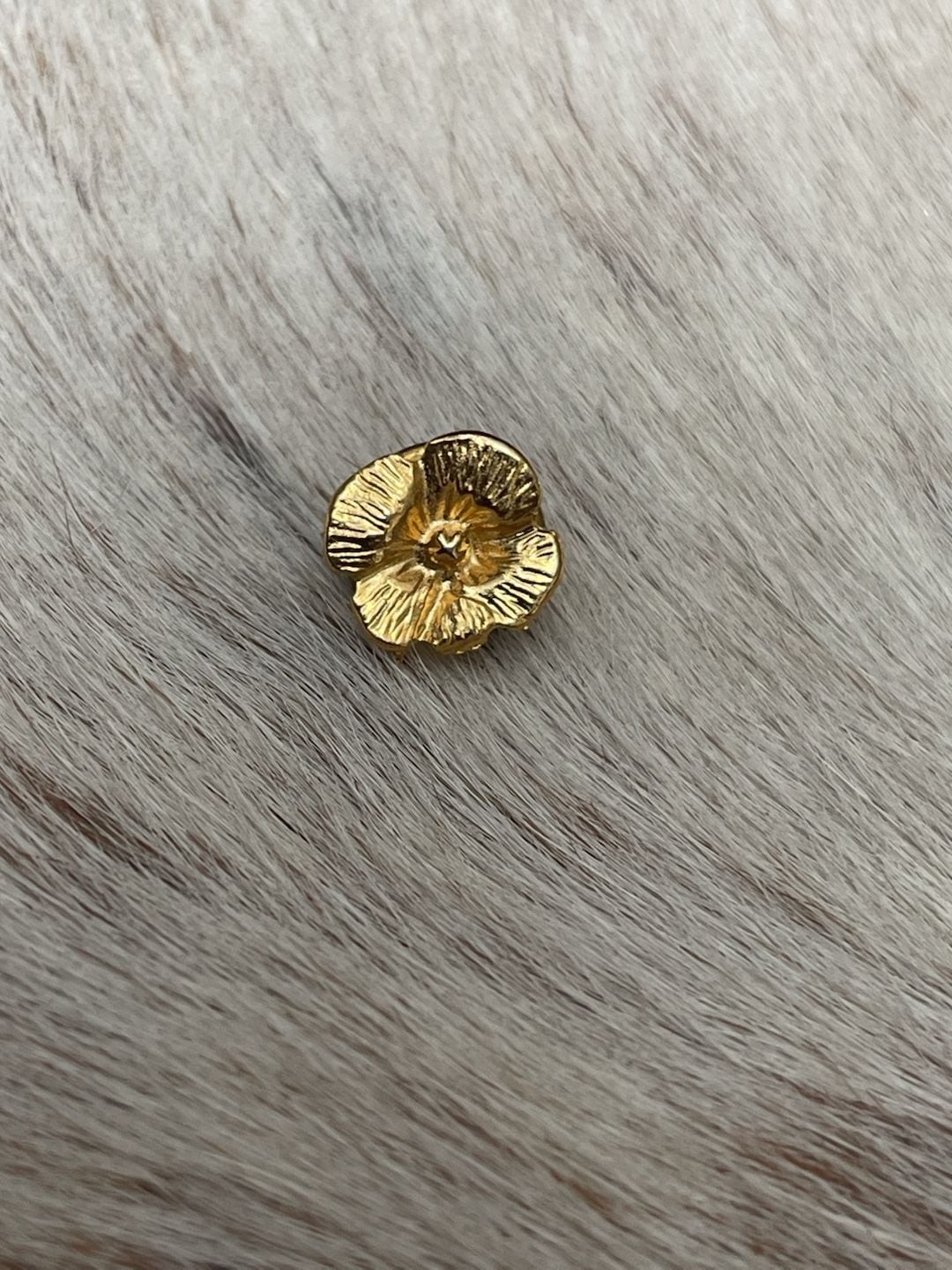 Old Vintage Brooch in Gold Metal – flower