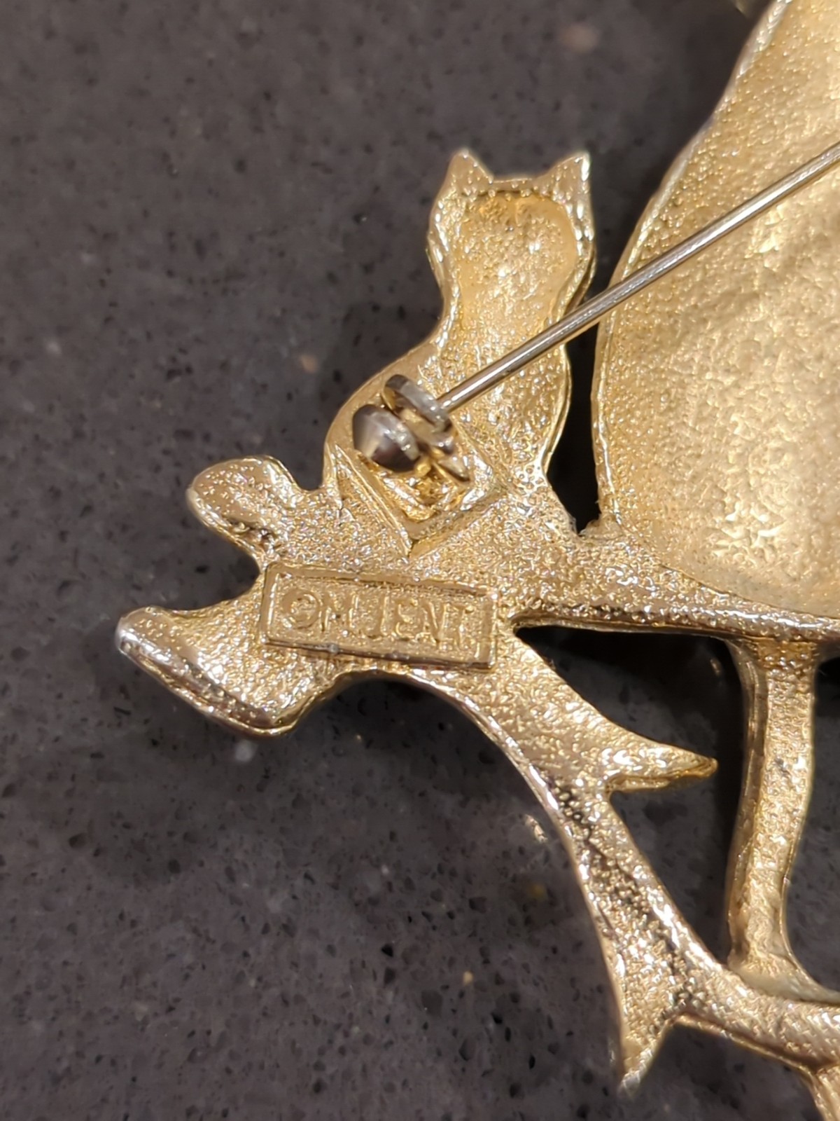 Cats on Limb Womens Gold Tone Brooch/Pin Signed By MJENT 3.5” W X 3.5”H K52