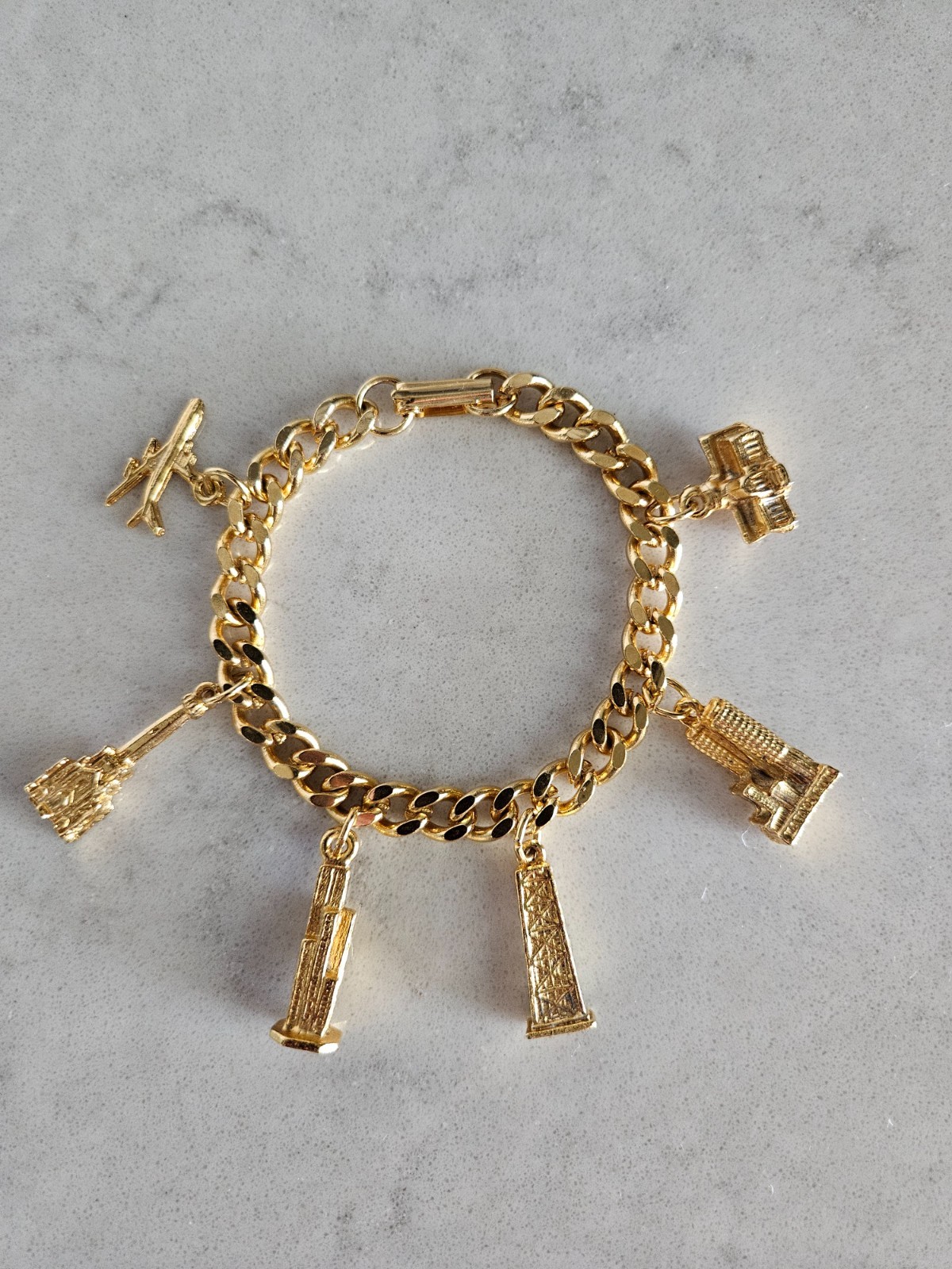 GOLD-TONE CHARM BRACELET WITH FAMOUS BUILDINGS IN CHICAGO CHARMS