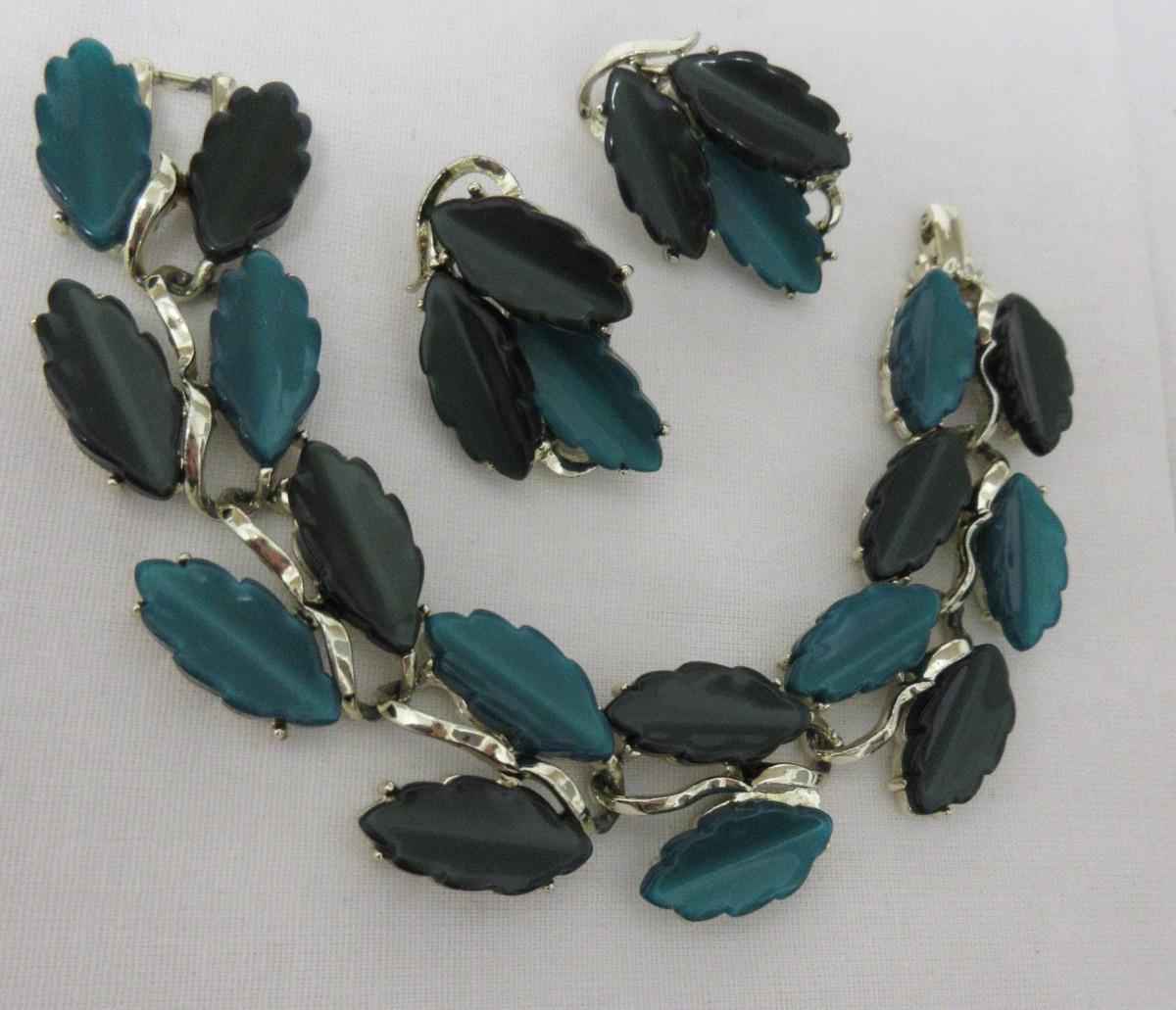 Vintage Gold Tone Light and Dark Green Thermoset Bracelet & Clip-On Earrings