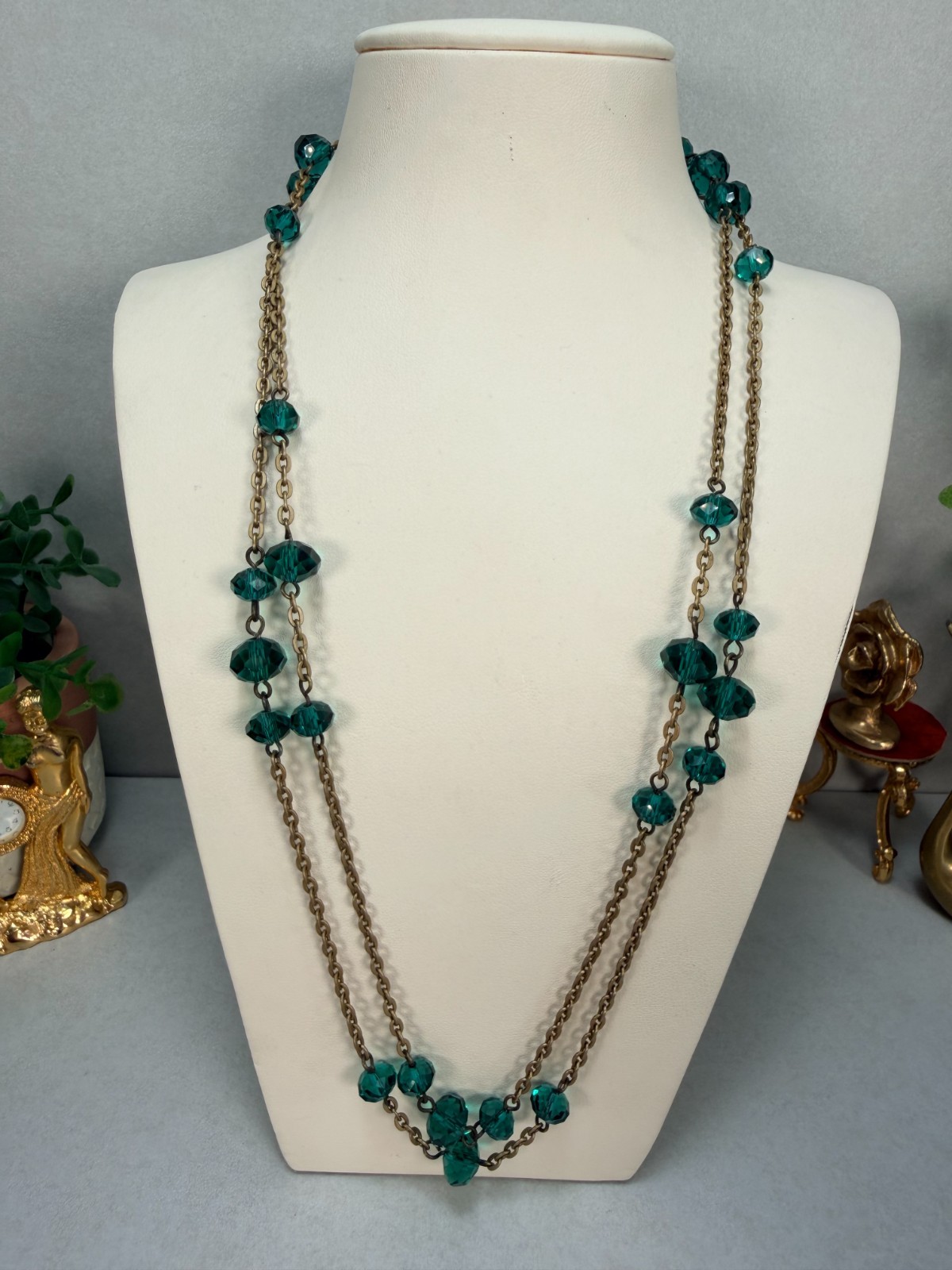 Vintage Beautiful Long Emerald Green Crystal Station Necklace Gold Tone Chain