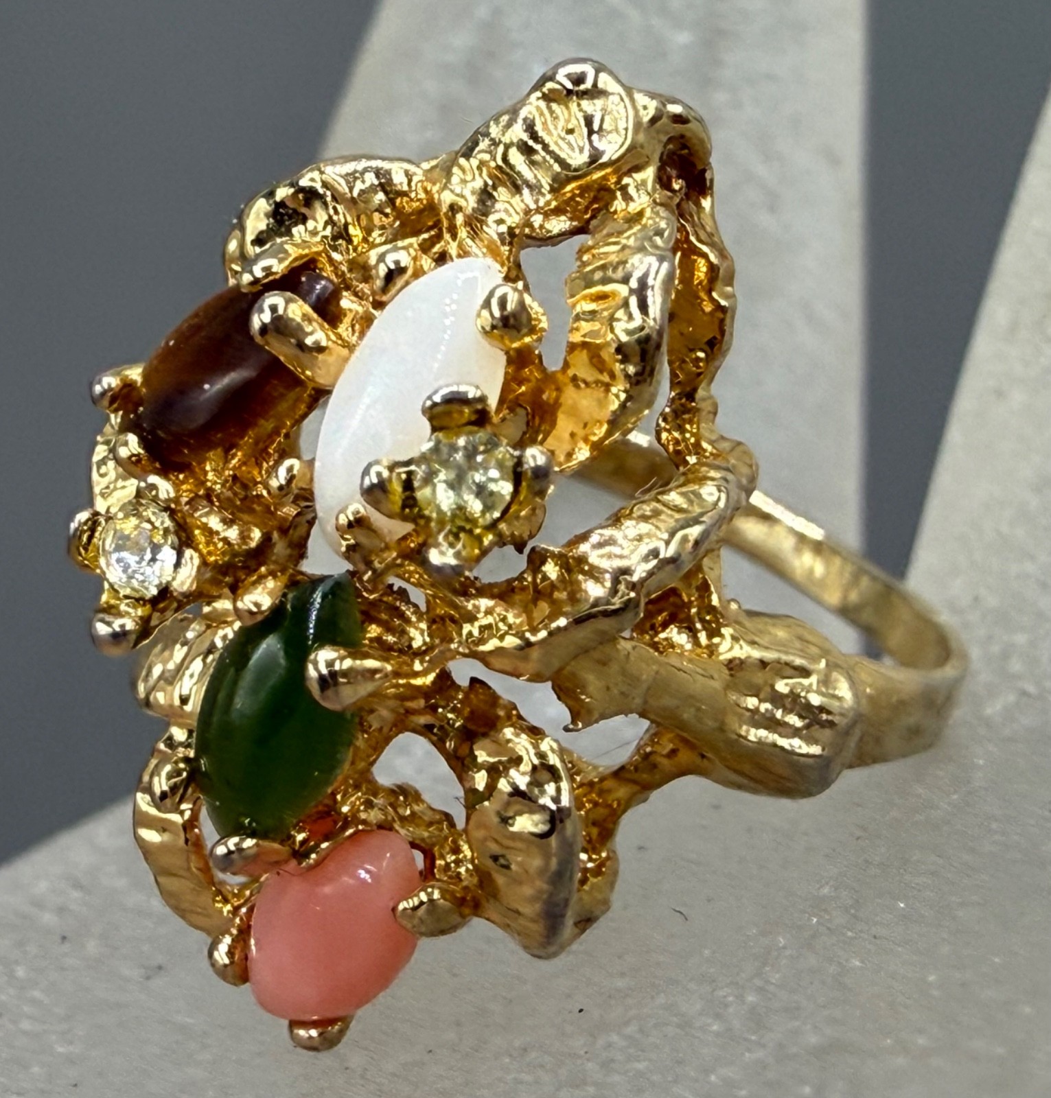 VINTAGE GOLD PLATED OPAL CORAL JADE TIGER’S EYE CLUSTER TEXTURED RING SIZE 5