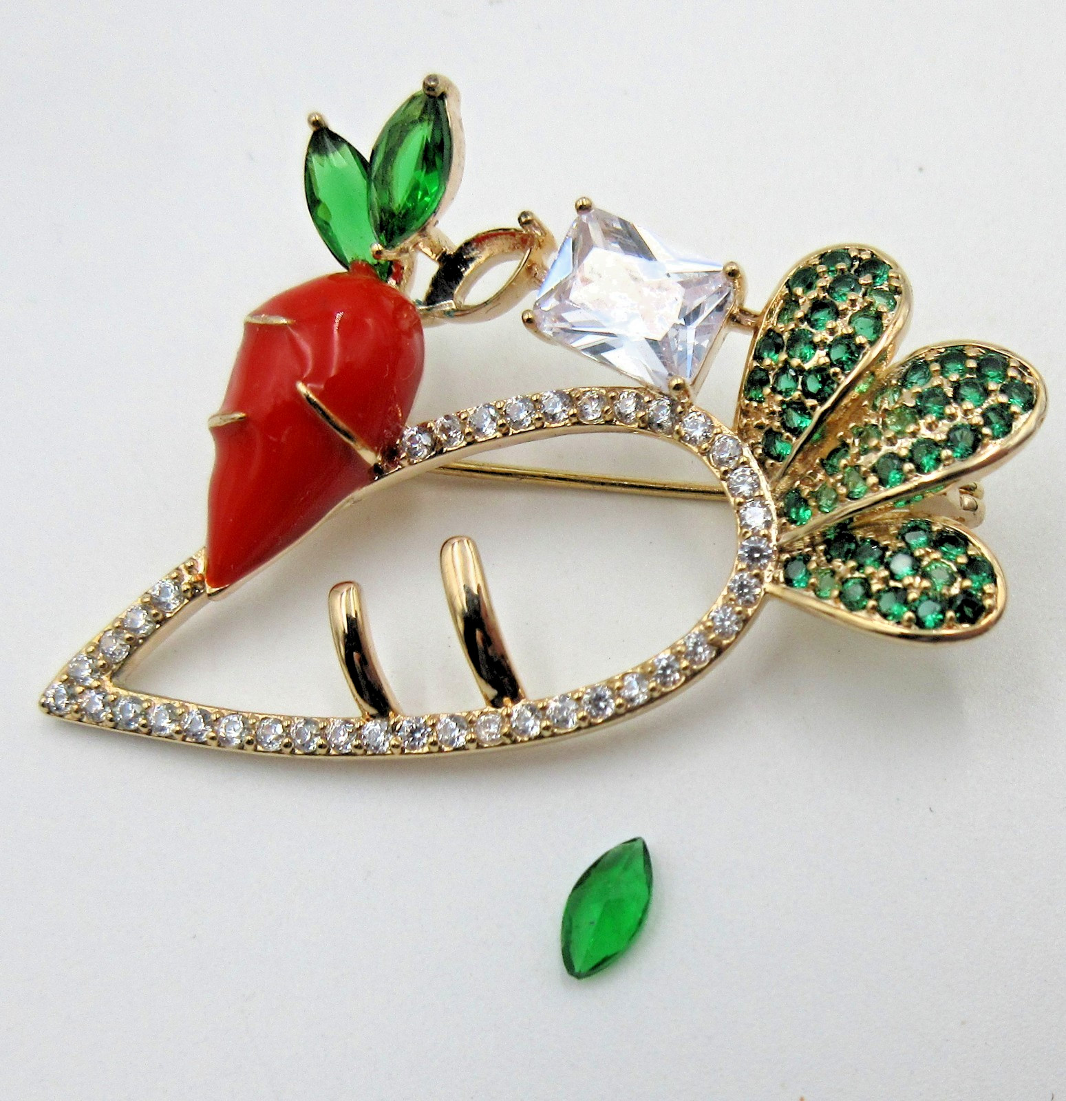 VTG CARROT Open work Brooch Pin Orange CLEAR RHINESTONE gold tone GLUE green pc