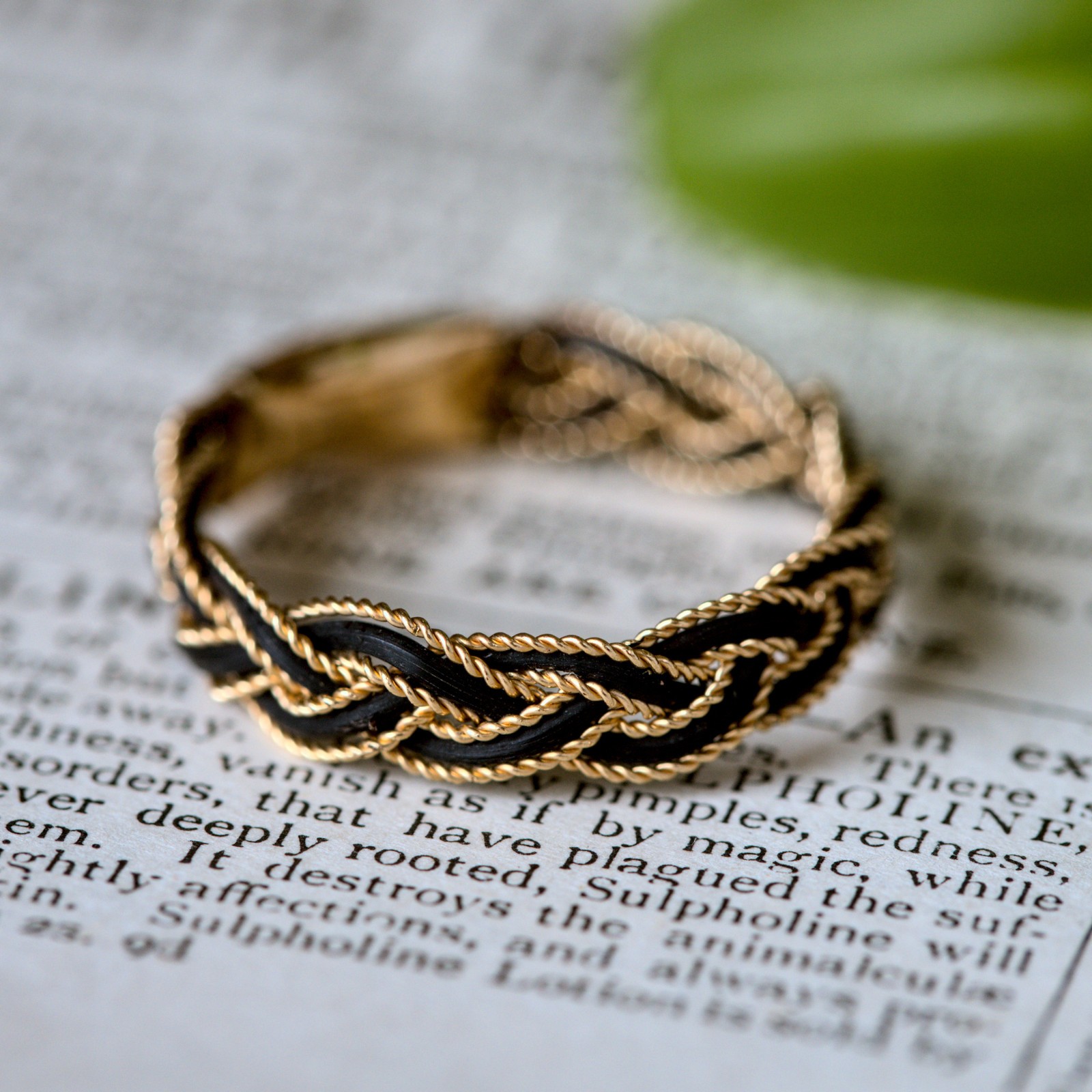 ANTIQUE VICTORIAN ENGLISH GRAND TOUR 9K GOLD WOVEN WEAVE BAND RING c1870