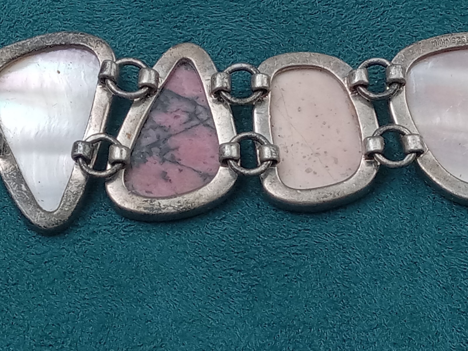 Sterling Silver 7.5″ Long Link Bracelet w. Mother of Pearl & Agate Settings: 44g