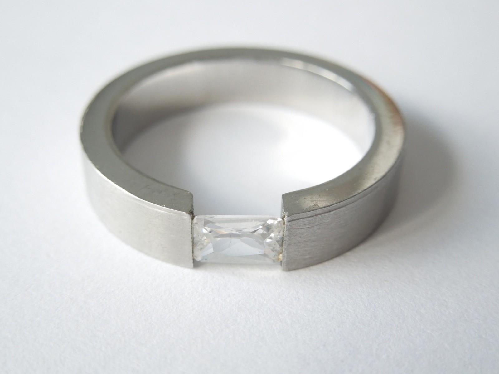 Design Ring Silver-Colored With Clear Stone Tension Setting 4.7 G/Size 61