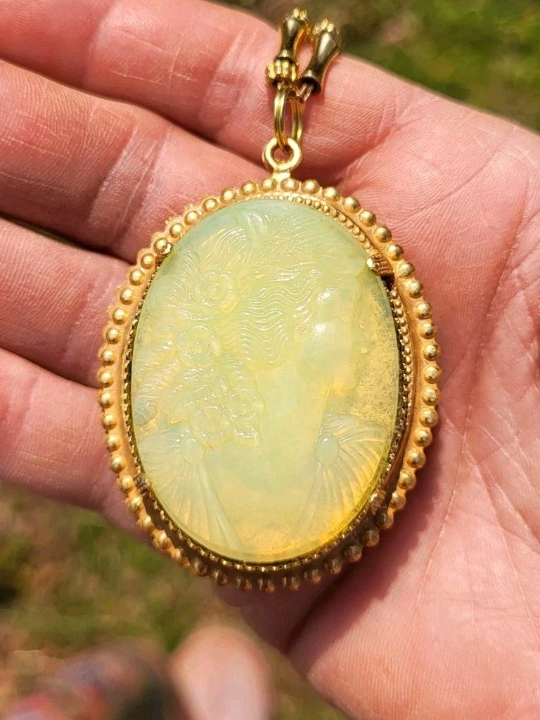 VINTAGE HASKELL 2 LADY CAMEO’S URANIUM GLASS PENDANT MONET BAMBOO NECKLACE OOAK