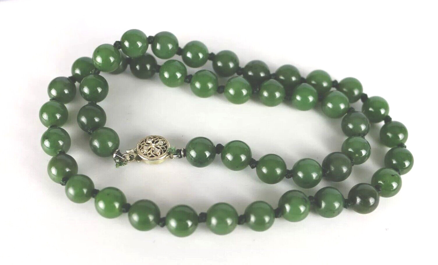 LOVELY VINTAGE SILVER CLASP 8MM GREEN JADE BEAD NECKLACE 17.5″ LONG