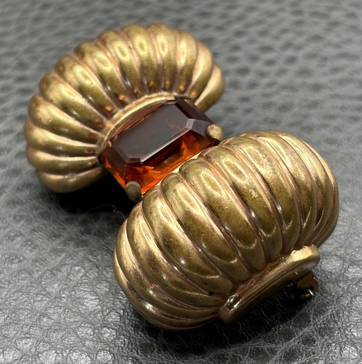 Vintage MCM Modernist Gold Tone Ribbed Dome Bow Brooch Faux Amber Glass Stone