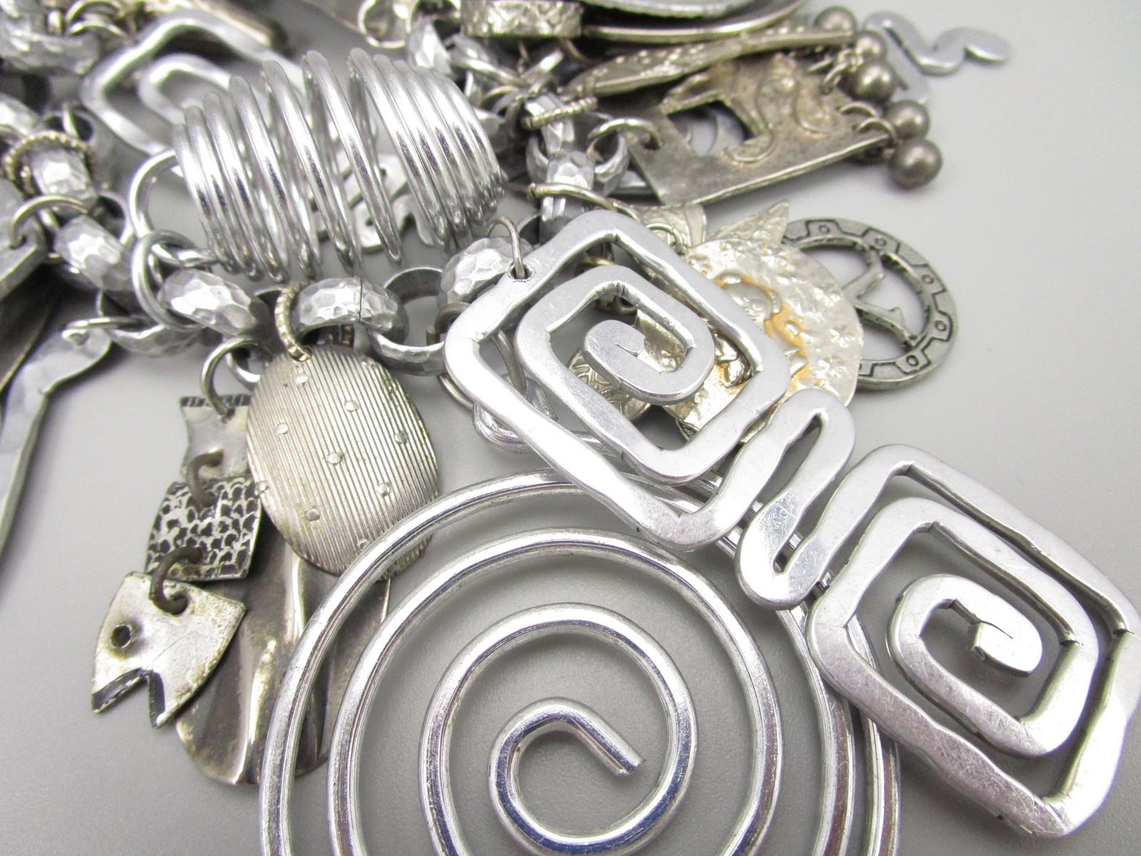 AMAZING 1980’S OVERSIZED ALUMINUM MIXED METAL CHUNKY CHARM BRACELET
