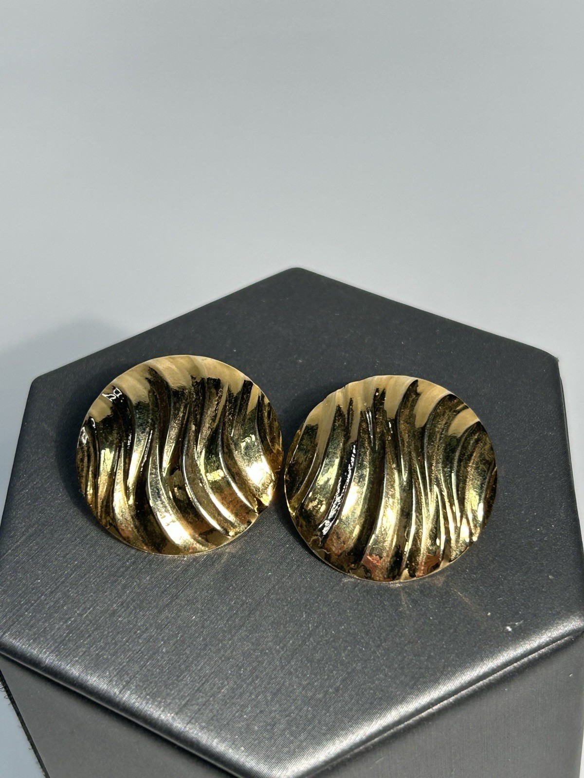 Vintage 1980s Modernist Gold Tone Ripple Wave Disc Clip On Earrings