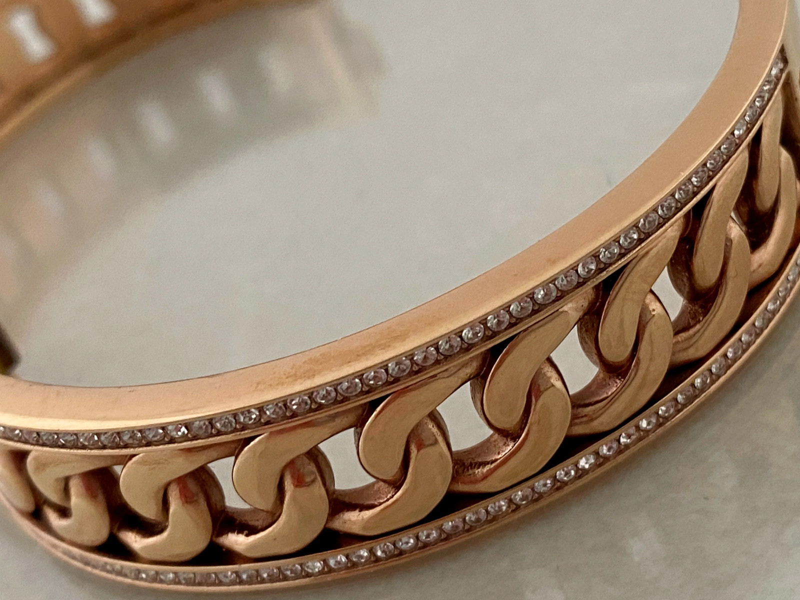 HENRI BENDEL New York Gold Tone Curb Chain Design Hinged Bracelet | Chunky