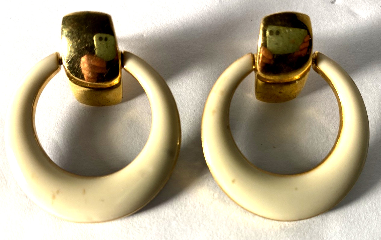 Vintage Avon Chic Knocker Gold Tone Reversible Enamel Black Cream Earrings Stud