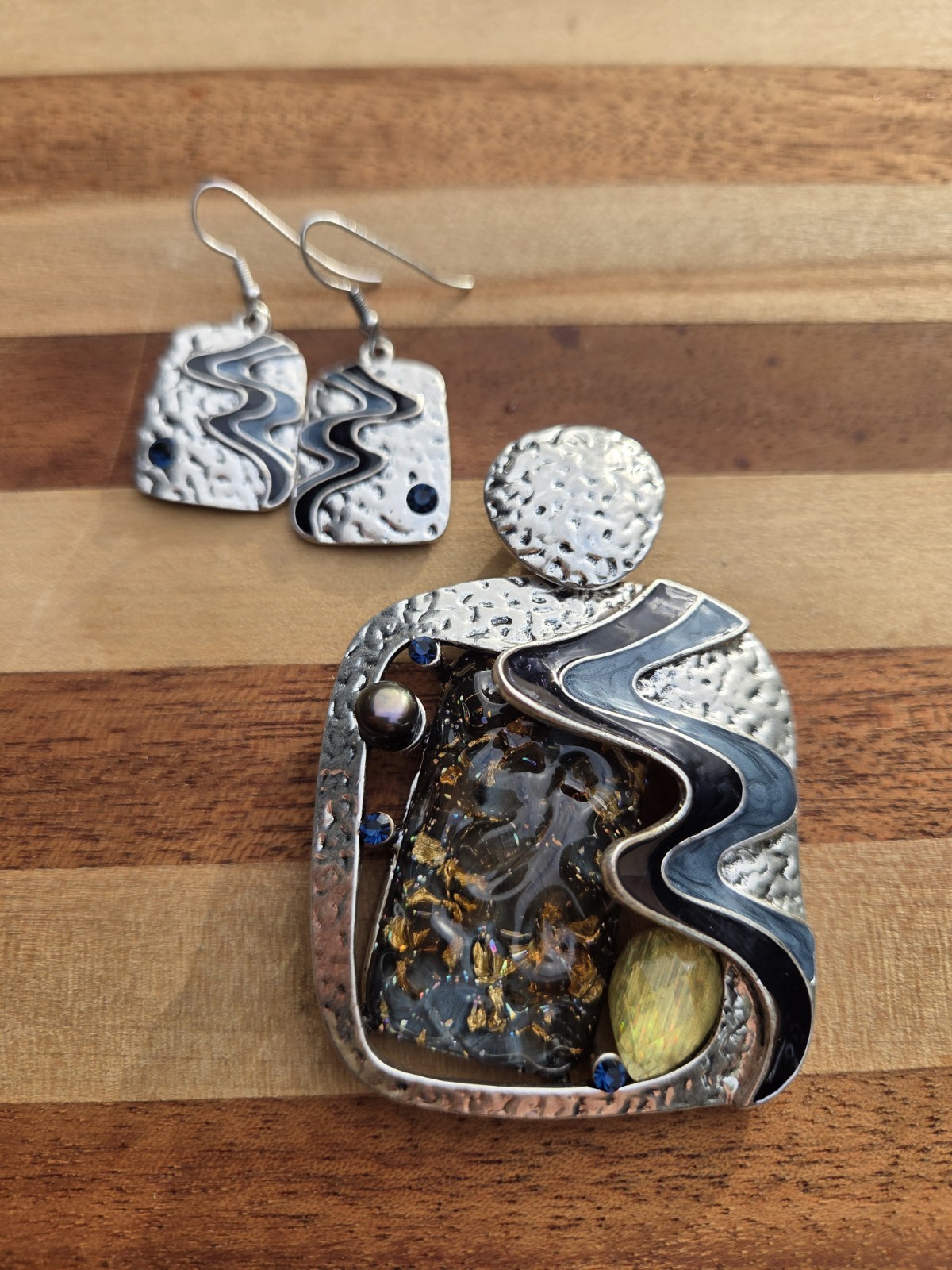 Vintage Faux Gripoix Art Resin Enamel Hammered Metal Pendant & Earrings Necklace