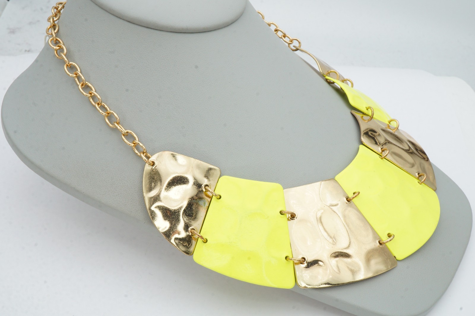Vintage Necklace Gold Tone Yellow Enamel 18″