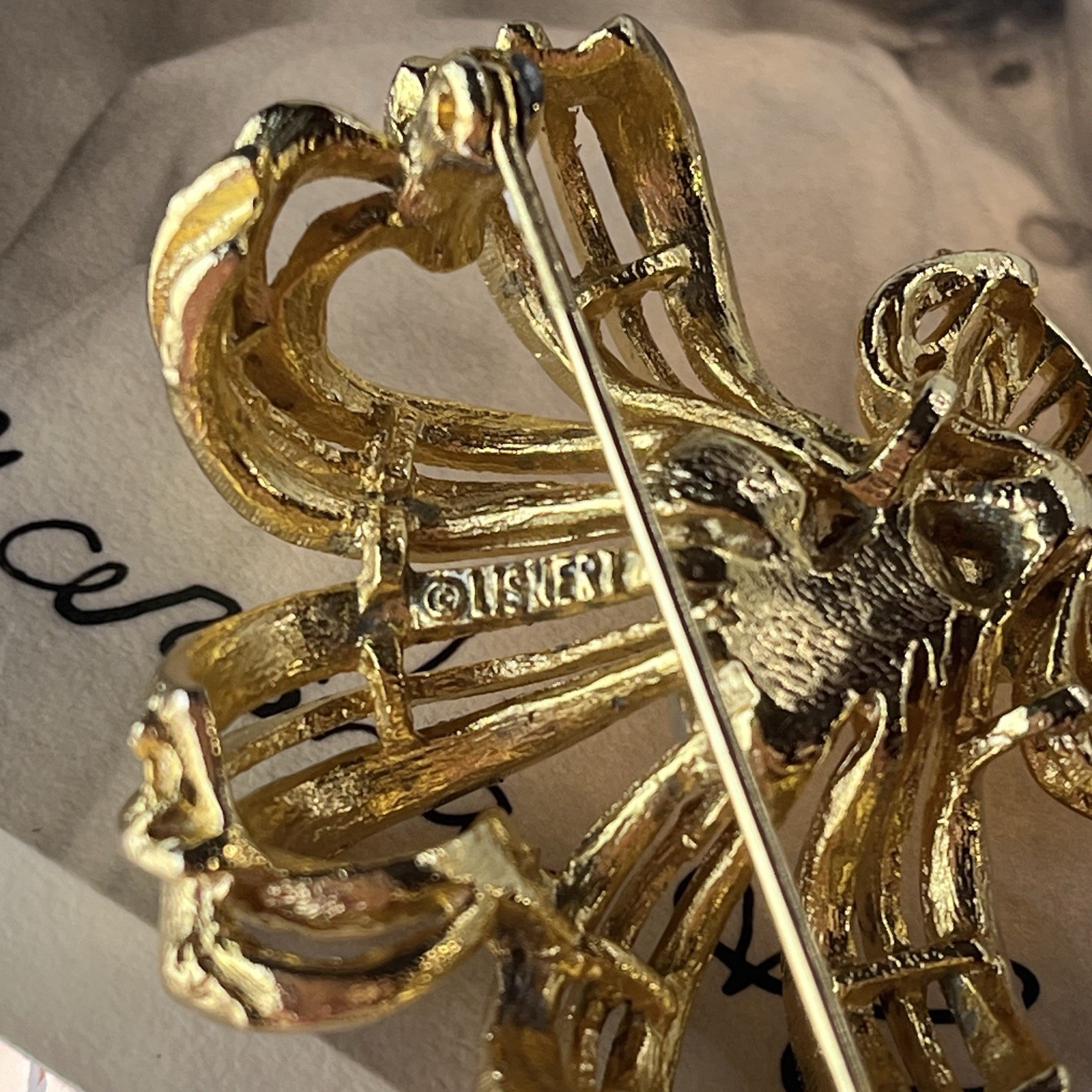 Vtg Lisner Gold Tone Brooch w/ Faux Pearls – Floral Ribbon Design – 2” – 1950s