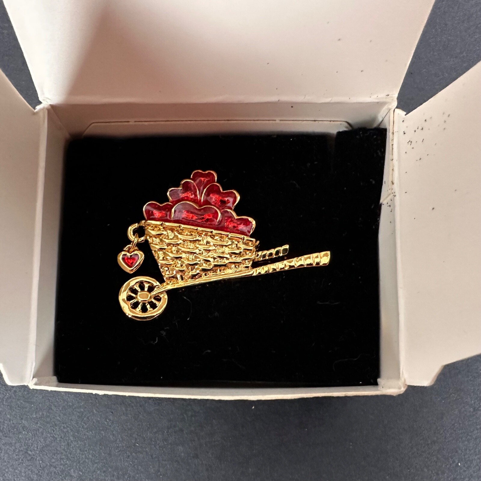 Avon Garden of Love Pin Gold Tone Wheelbarrow Red Enamel Hearts 1992 New