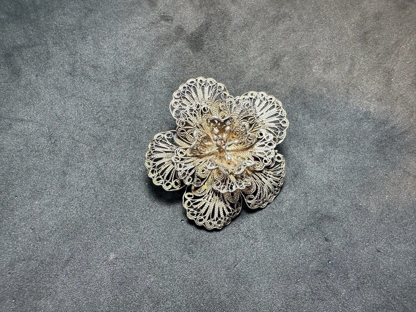6.37g Vintage Silver Filigree Flower Brooch Gold Wash Tone Floral Pin