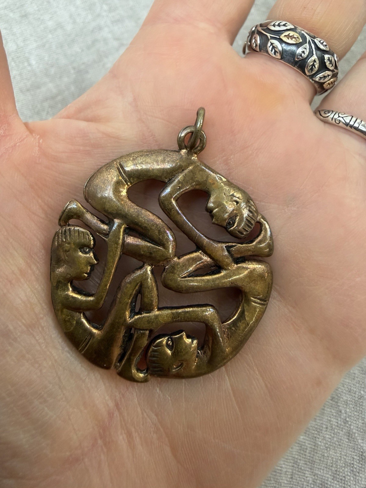 Vtg Modernist Round Pendant 3 Connected Figures People Celtic Bronze Tone