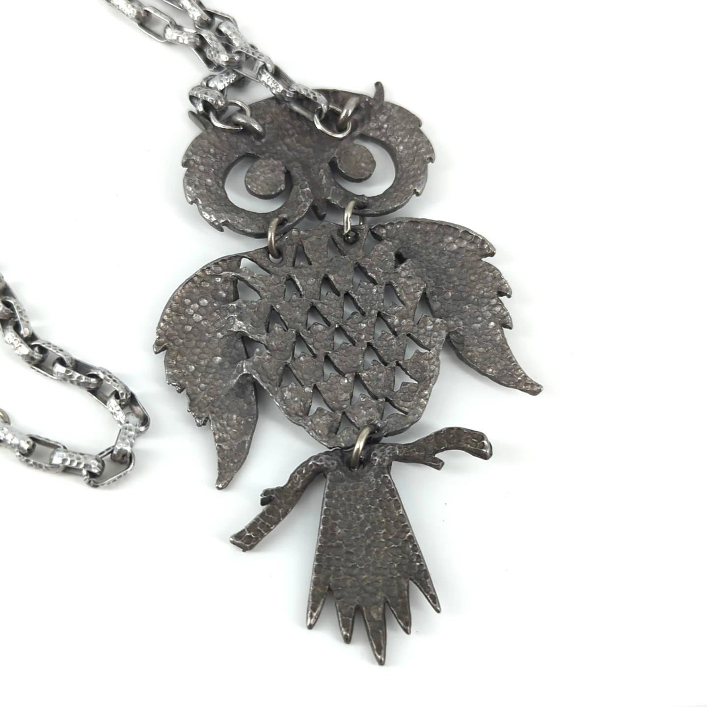 Vintage Pewter Tone Large Articulated Owl Hammered Oval Link 20″ chain Necklace