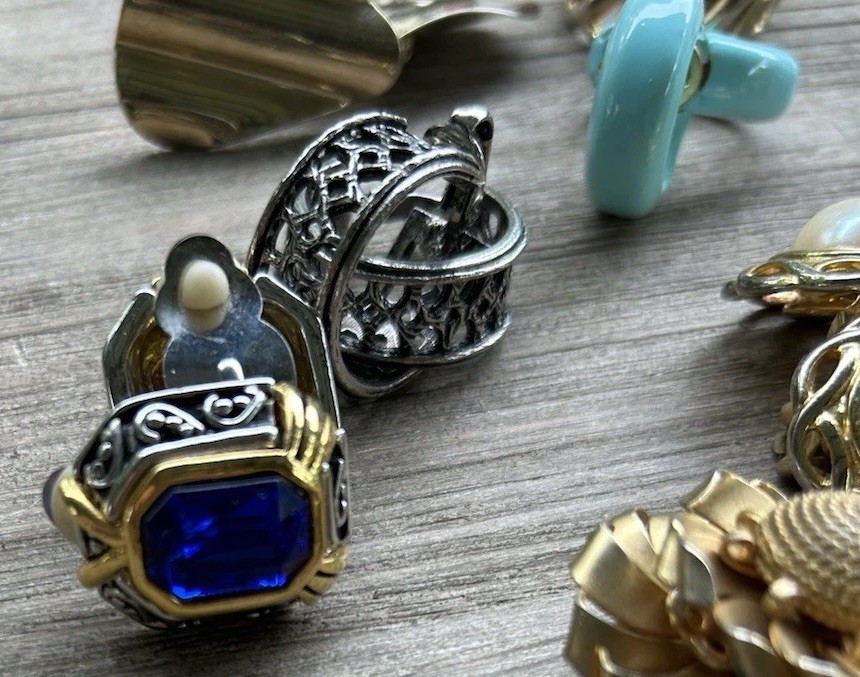 24 Pair Of Vintage Clip-on jewelry Earrings. Stylish 60s-80s Some Name Brands