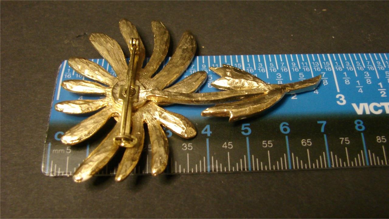 Vintage Retro Mod 60’s Cream & Red Enamel Metal Tilting Daisy Flower Pin Brooch
