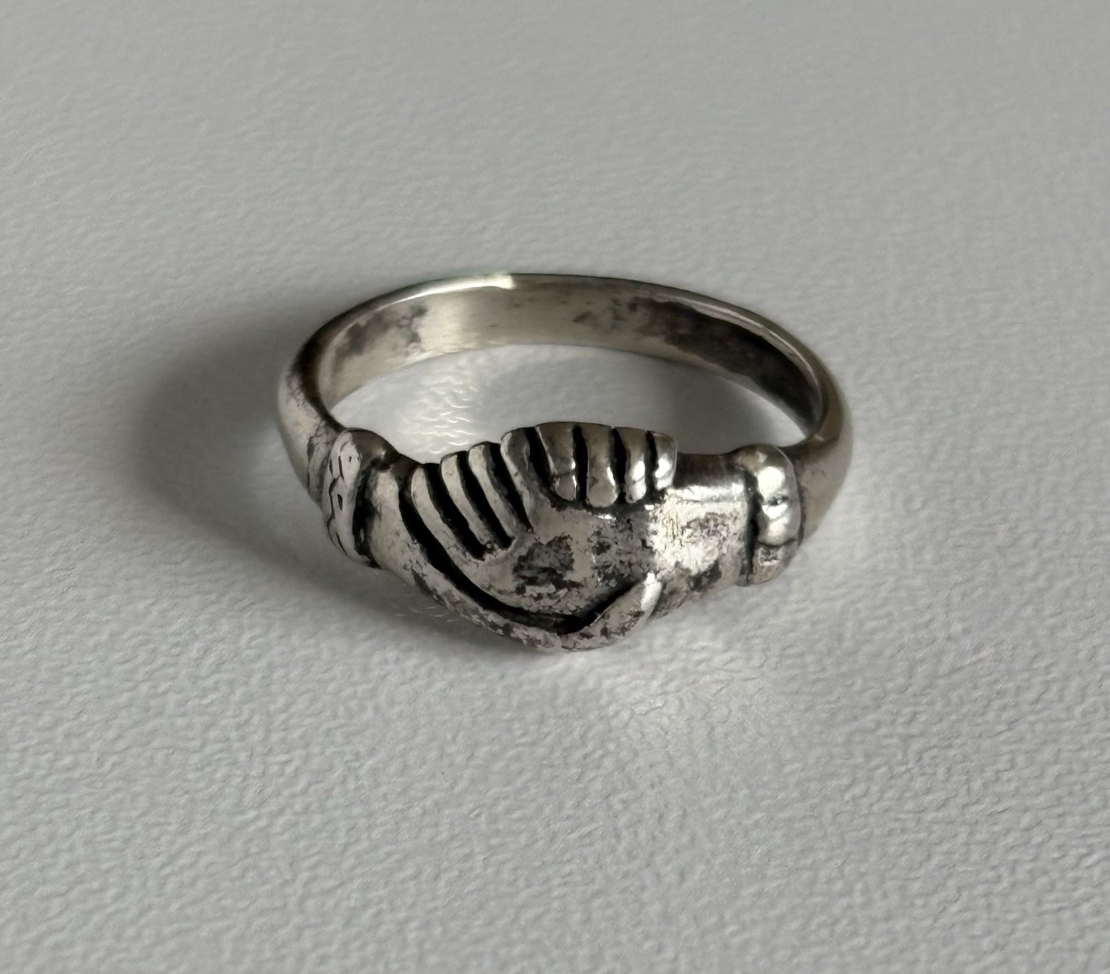 VINTAGE 925 STERLING SILVER FRIENDSHIP HANDSHAKE RING SIZE 4.25