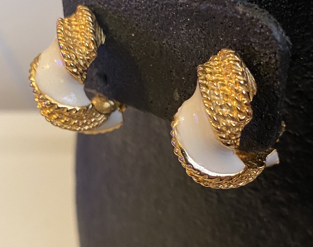 Vtg GAY BOYER Signed White Enamel Gold Tone Rope Design Retro Chic NY Earrings