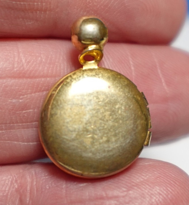 GOLD FILLED PURPLE ENAMEL ROUND LOCKET VINTAGE FLOWERS 12 MM 2.3 GMS J-462